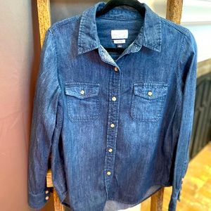 Love this denim shirt- worn 2-3 times. Size small.